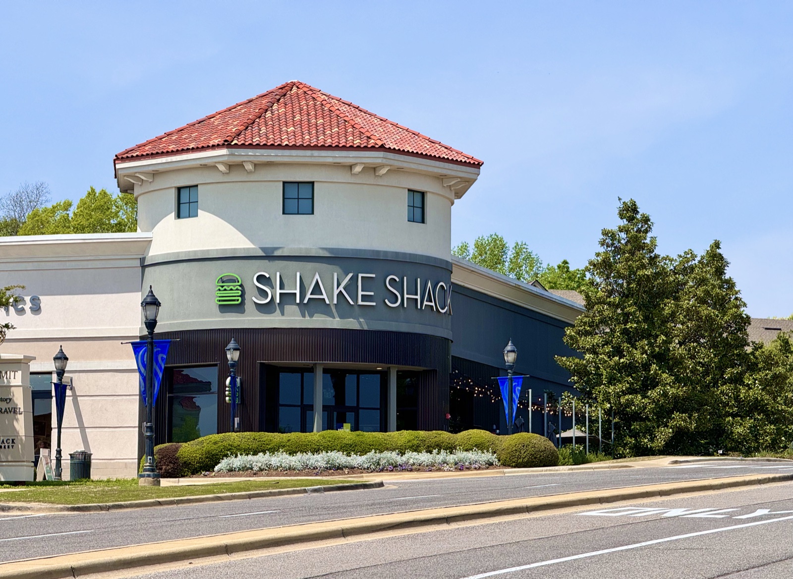 Exterior of a Shake Shack restaurant at The Summit in Birmingham, Alabama
